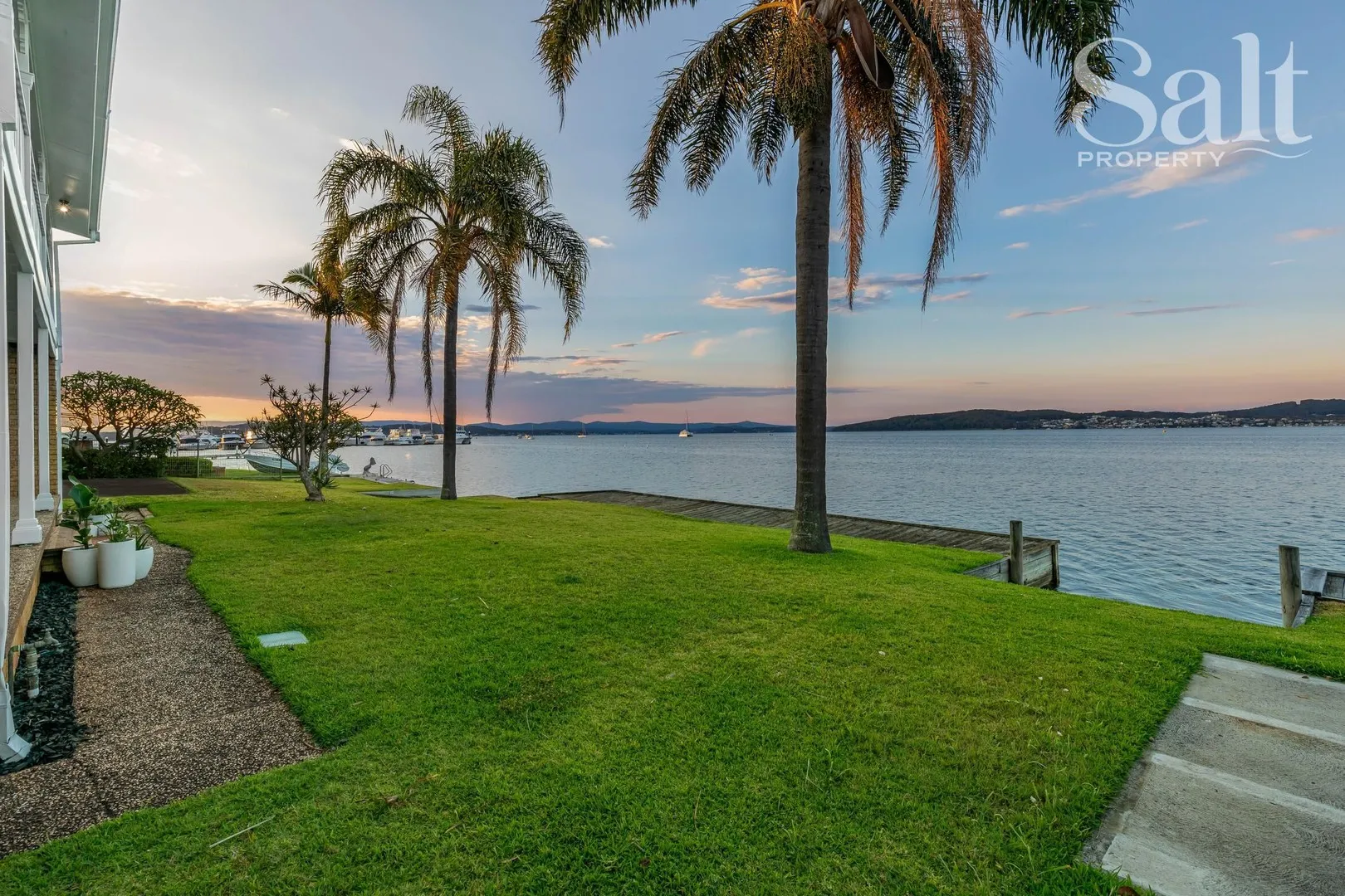 Absolute Lakefront Family Home Delivering a True Holiday-at-Home Lifestyle - Bild 6