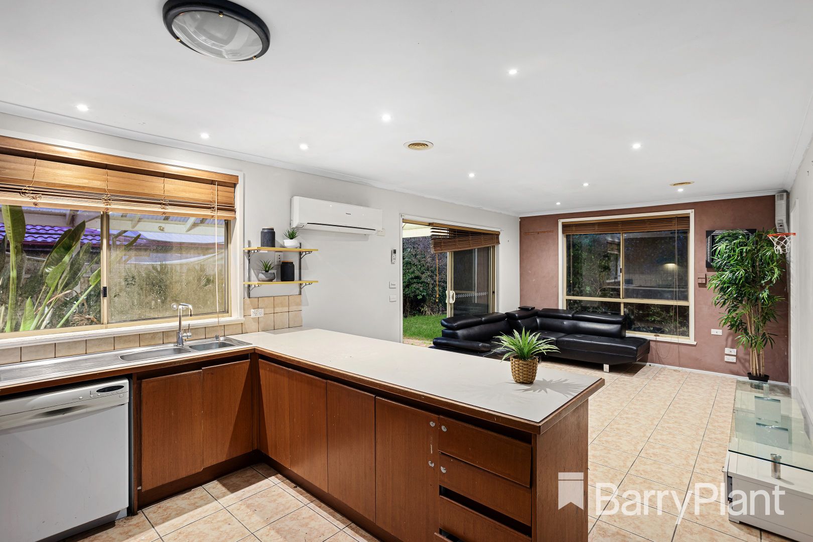 29 Meadow Glen Drive, Epping VIC 3076, Image 2
