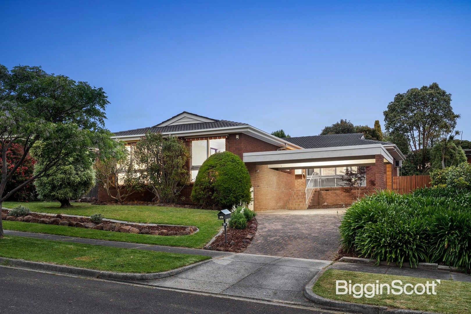 4 bedrooms House in 13 Cameron Close DONVALE VIC, 3111