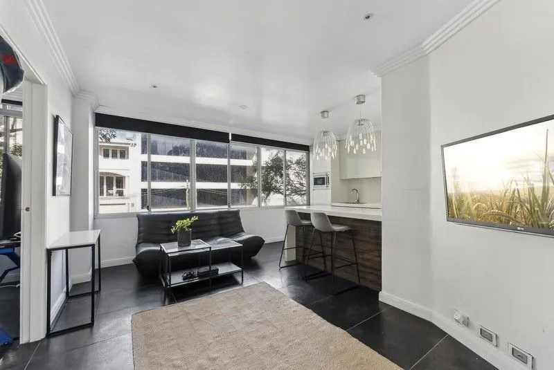 STYLISH ONE-BEDROOM APARTMENT IN DARLINGHURST'S 'WINDSOR LODGE' BUILDING, Darlinghurst
