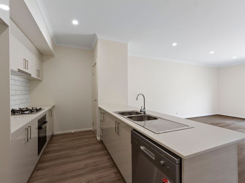4 bedrooms Townhouse in 30 Attain Walk ROXBURGH PARK VIC, 3064