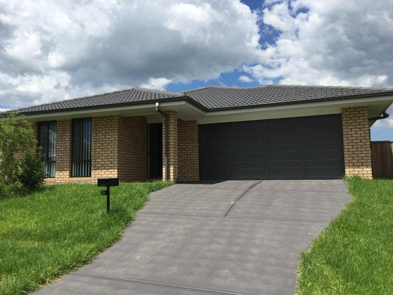 4 bedrooms House in 31 Oystercatcher Street ABERGLASSLYN NSW, 2320