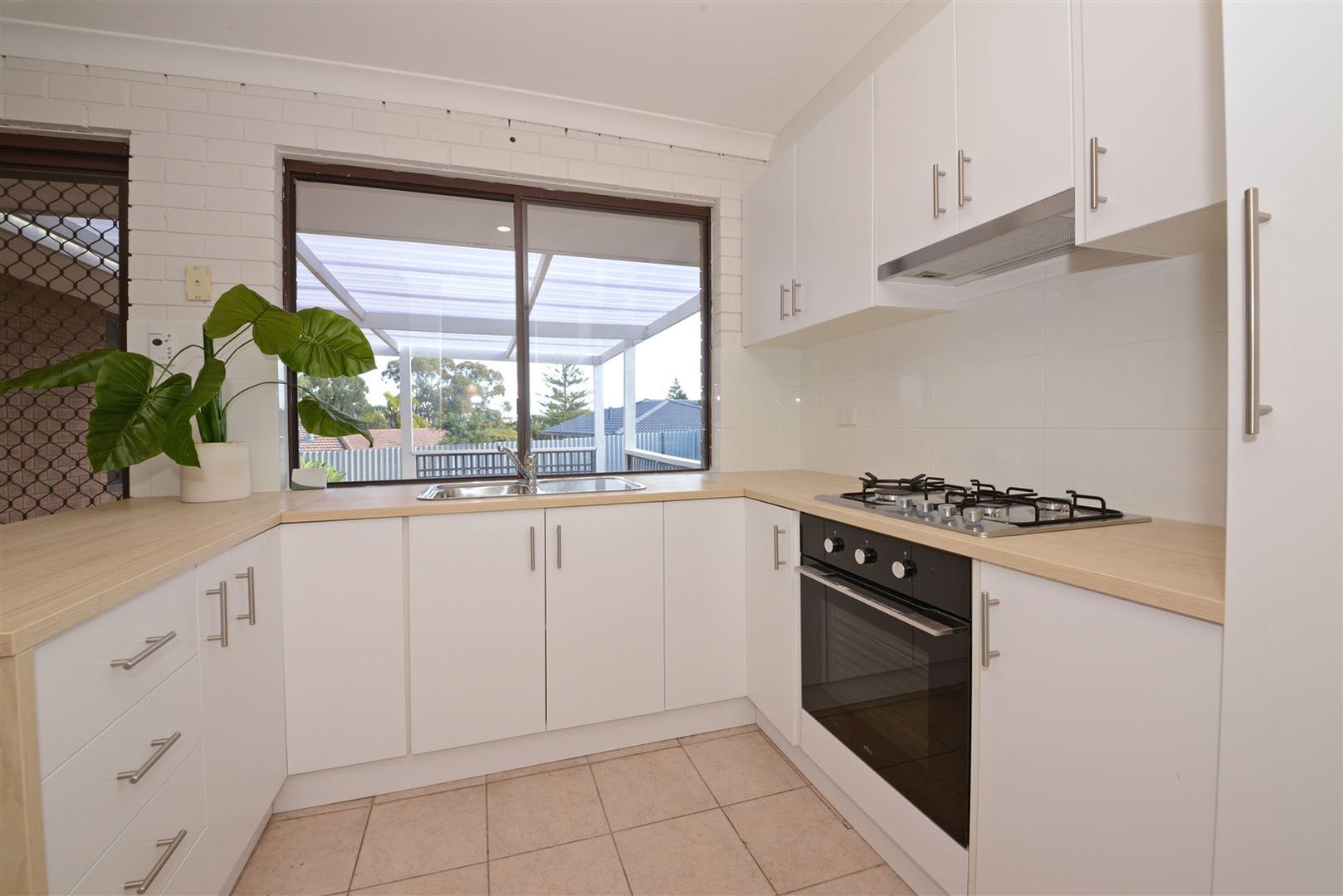 4 bedrooms House in 31 Emerald Way EDGEWATER WA, 6027