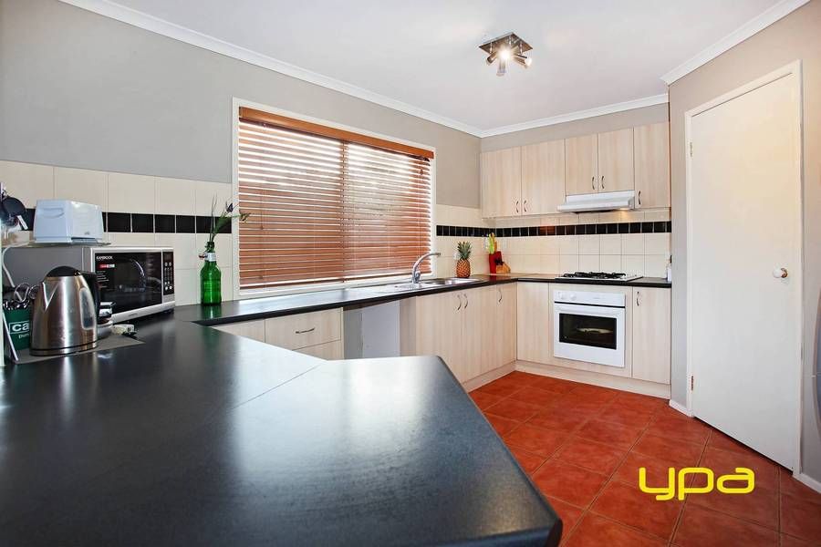 35 O'Donnell Drive, CAROLINE SPRINGS VIC 3023, Image 2