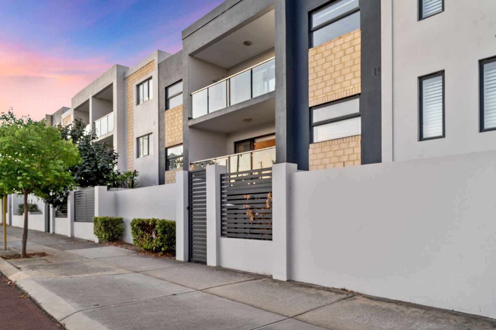 2 bedrooms Apartment / Unit / Flat in 17/1 Dunedin Street MOUNT HAWTHORN WA, 6016