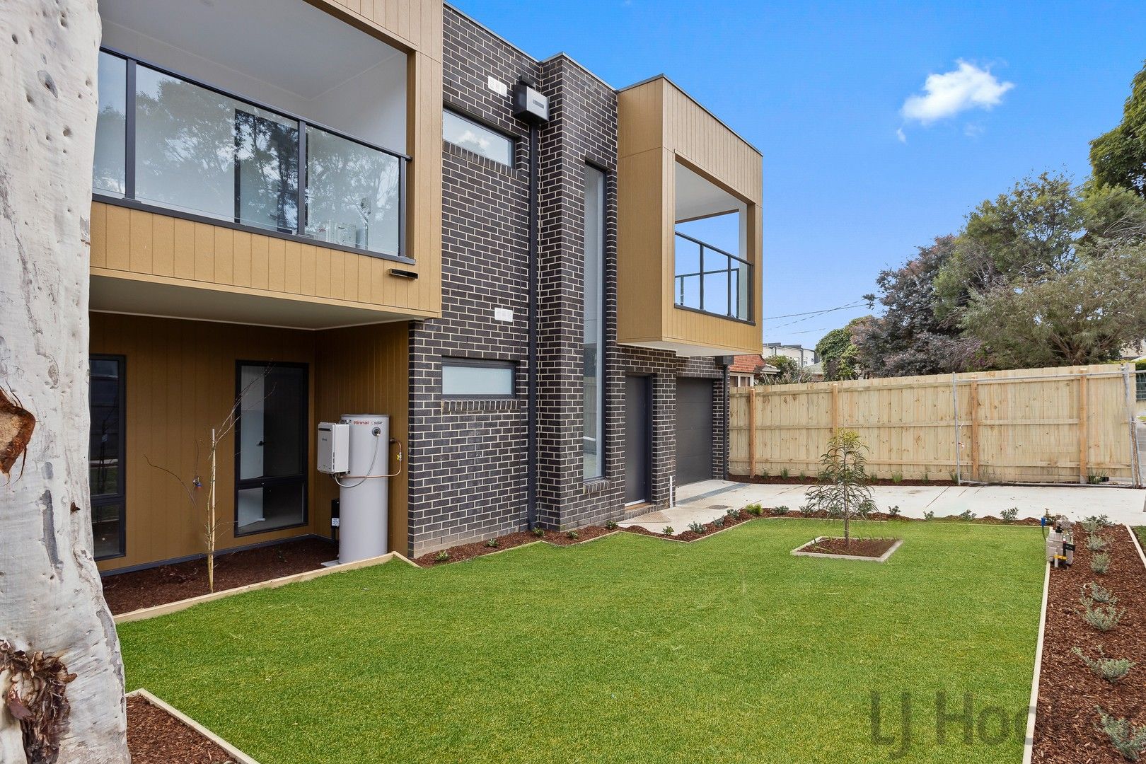 2 bedrooms Townhouse in 2/19 Allandale Road BORONIA VIC, 3155
