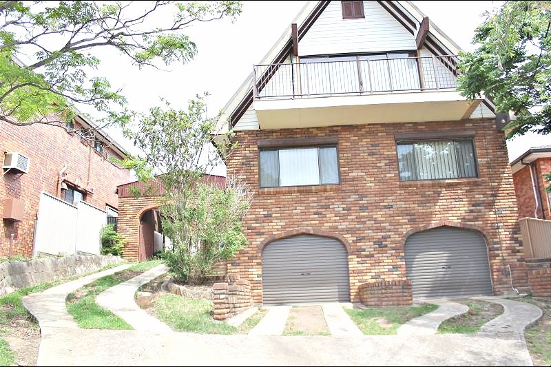 6 bedrooms House in 20 Jocarm Avenue CONDELL PARK NSW, 2200