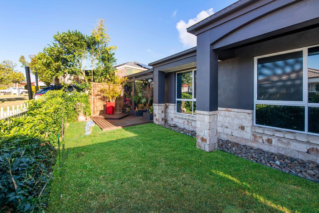3 Leighanne Crescent, Arundel QLD 4214, Image 2