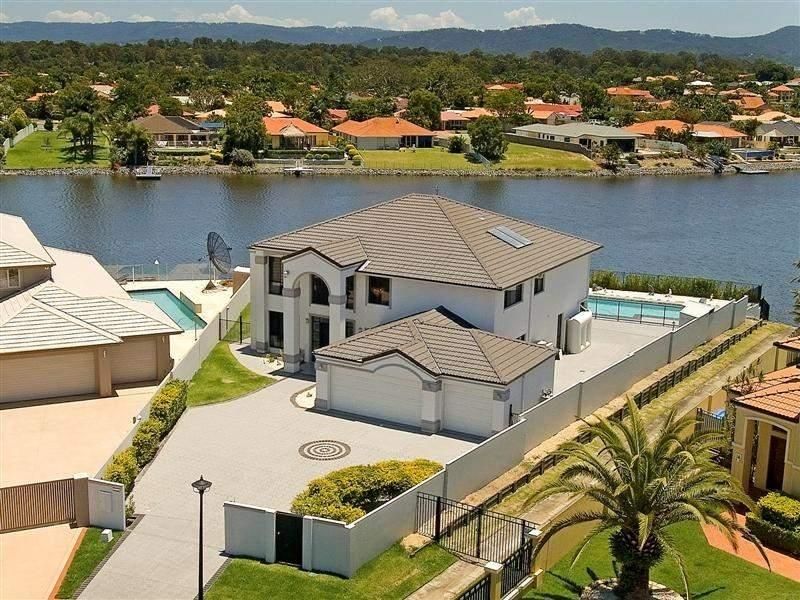 5 bedrooms House in Parkwater Point HELENSVALE QLD, 4212
