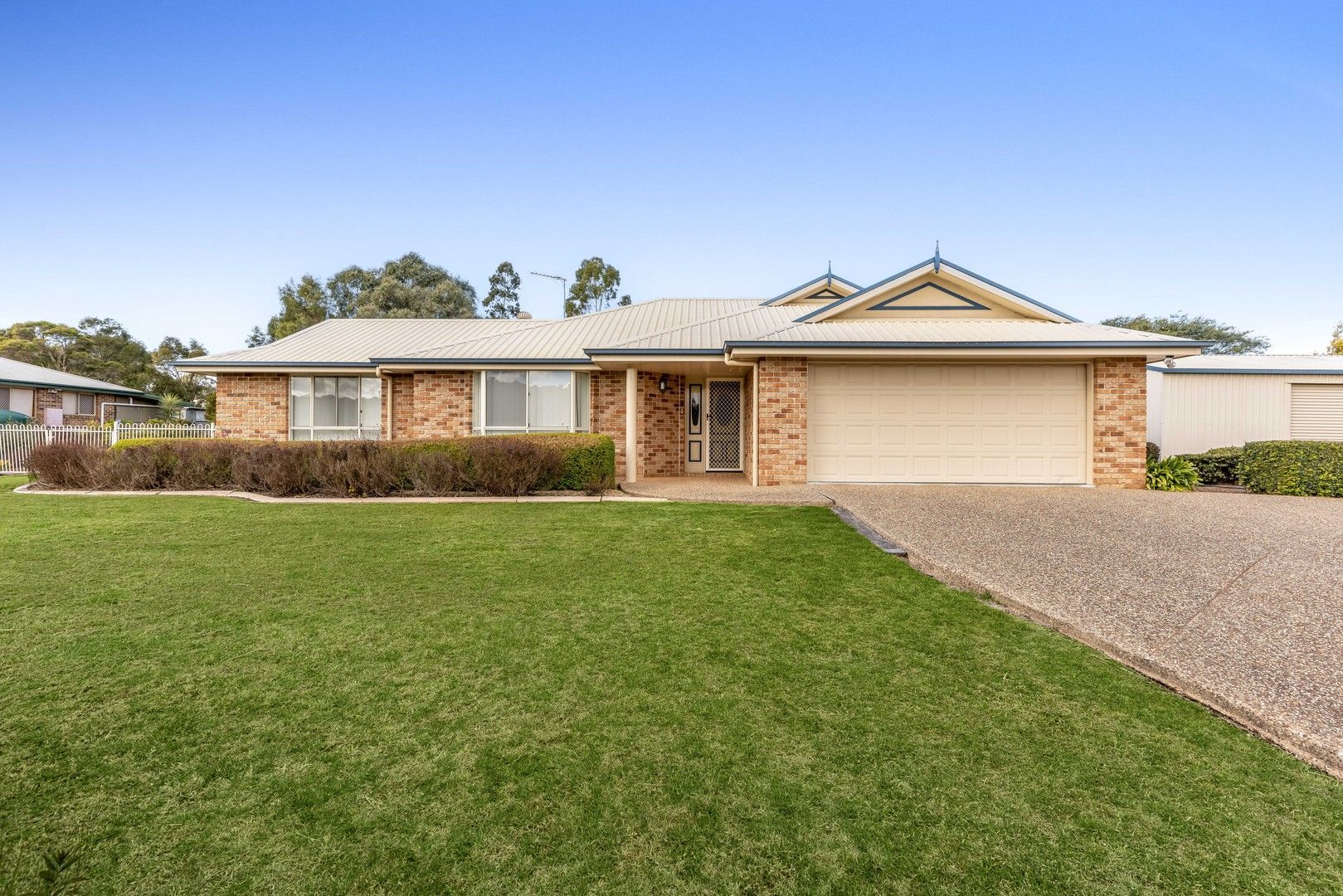 4 bedrooms House in 5 Windorah Close GLENVALE QLD, 4350