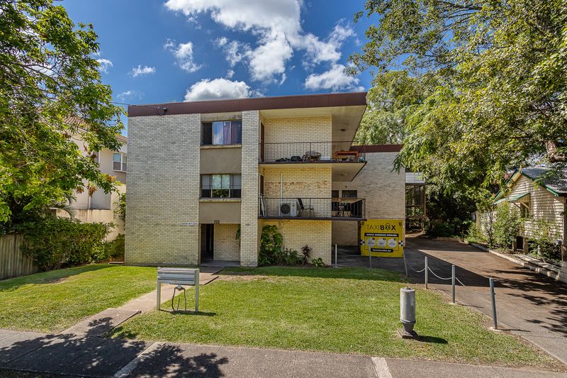 3 bedrooms Apartment / Unit / Flat in 3/222 Sir Fred Schonell Drive ST LUCIA QLD, 4067
