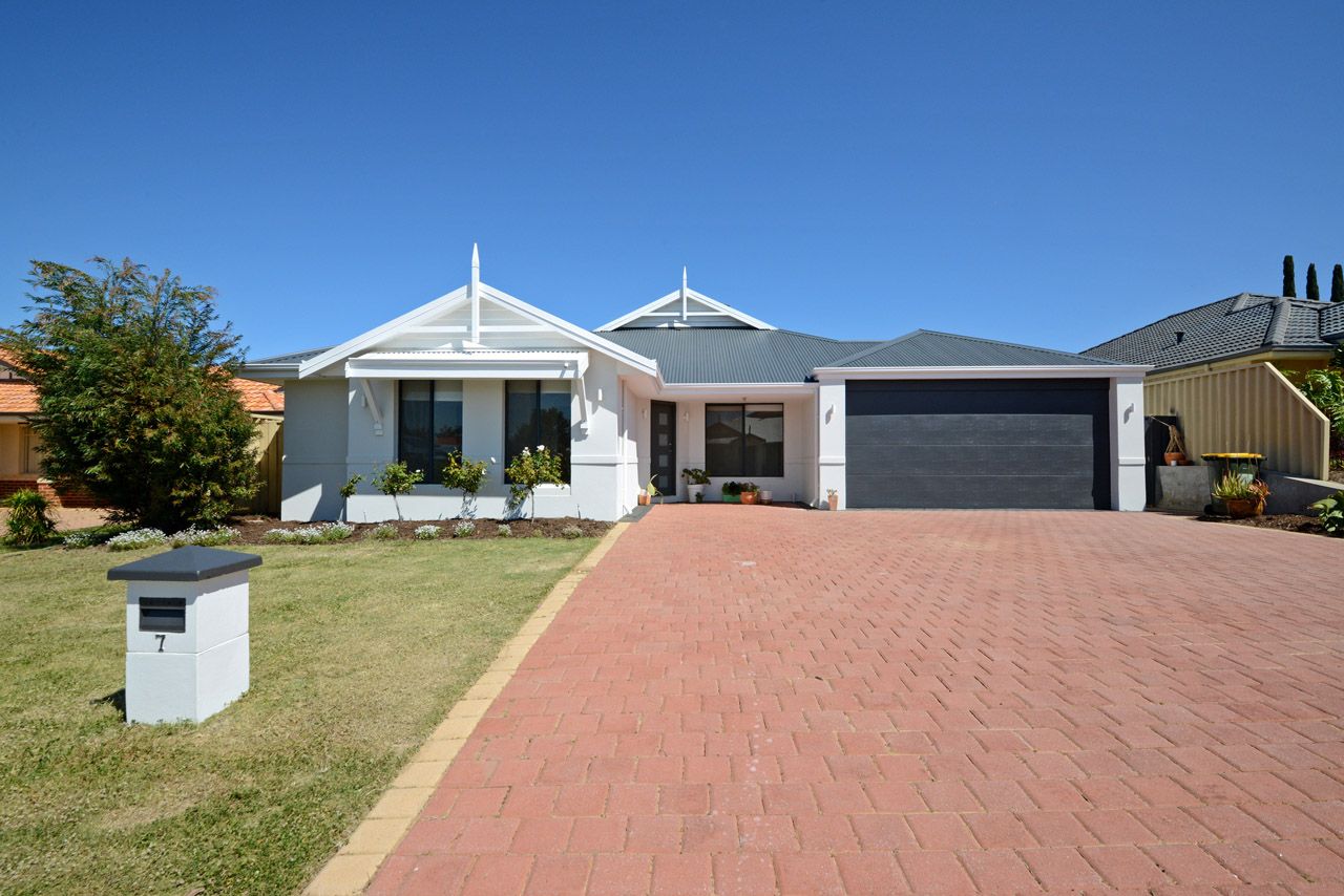 4 bedrooms House in 7 Medstead Way BUTLER WA, 6036