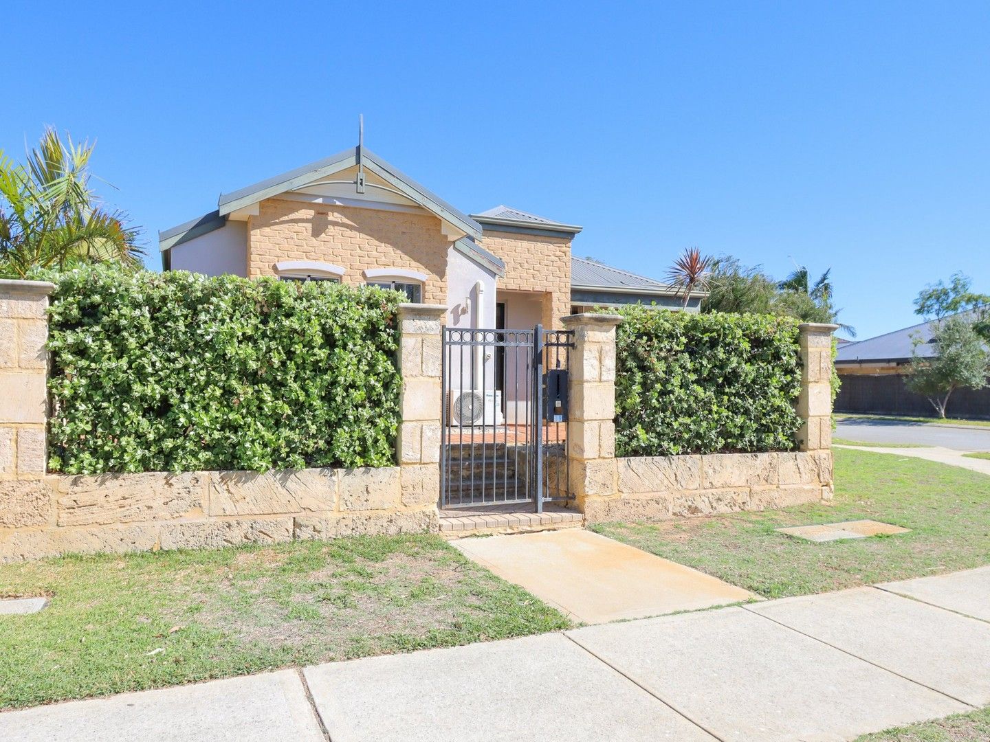 3 bedrooms House in 19 Fairbourne Approach BUTLER WA, 6036