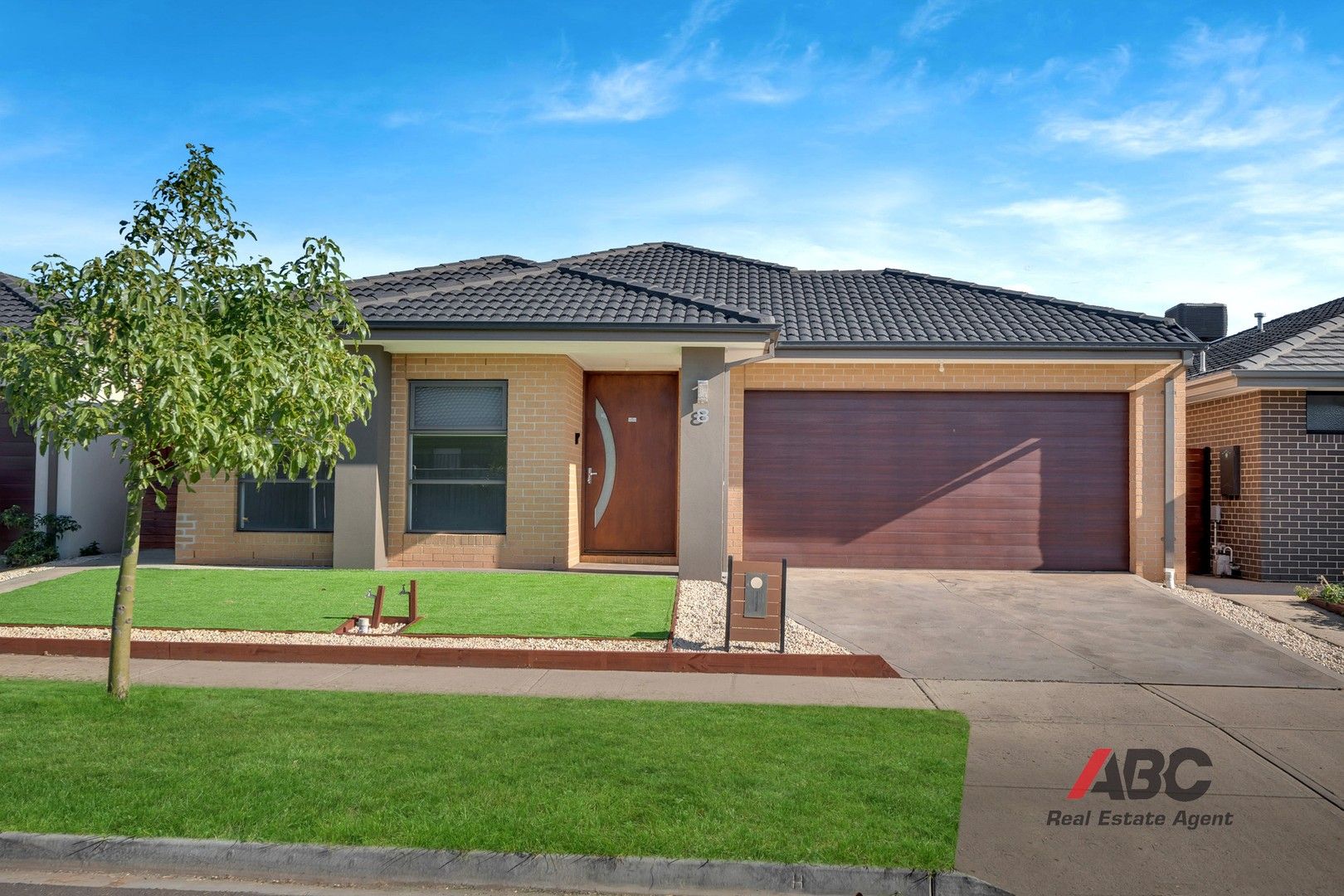 4 bedrooms House in 8 Applegate Crescent TARNEIT VIC, 3029