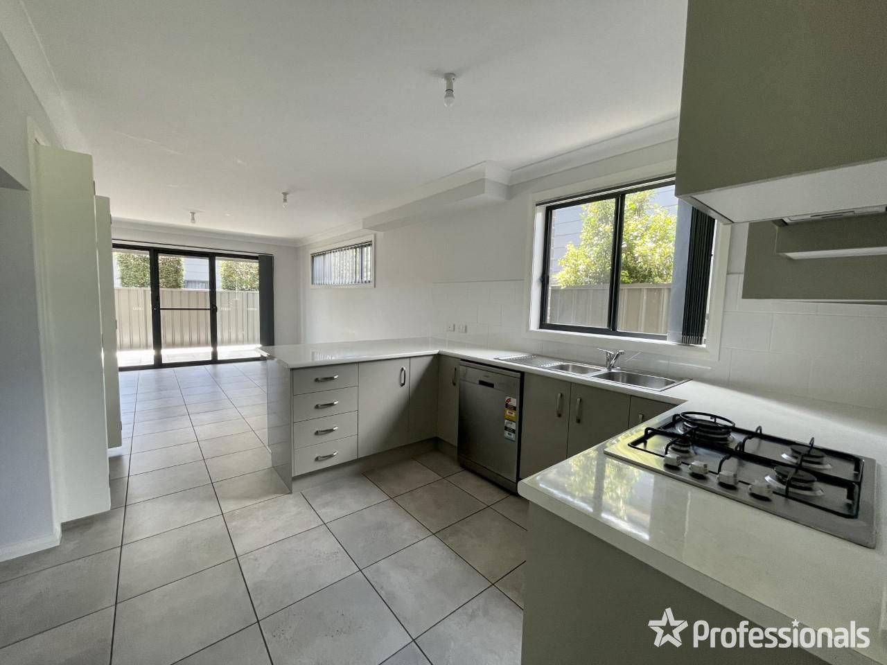 1/13A Huxley, Nowra NSW 2541 Townhouse For Rent 530 Domain