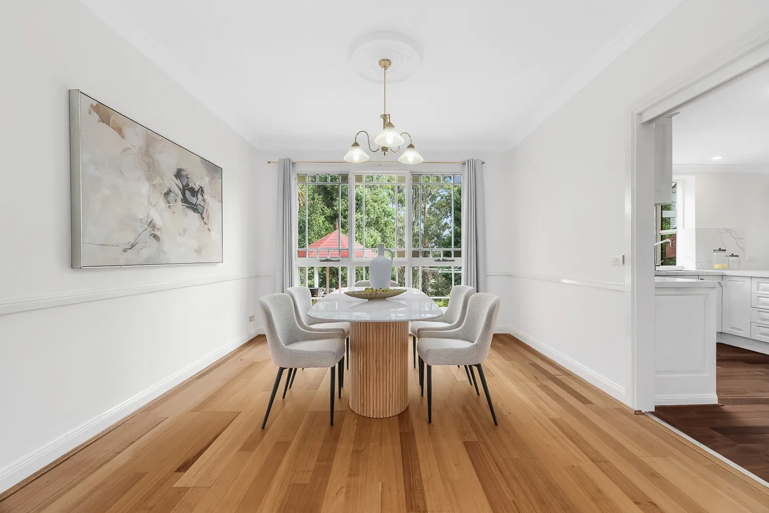 Stunning Family Home on 1000sqm Landscaped Block in Sought-After Glenhaven - View 5