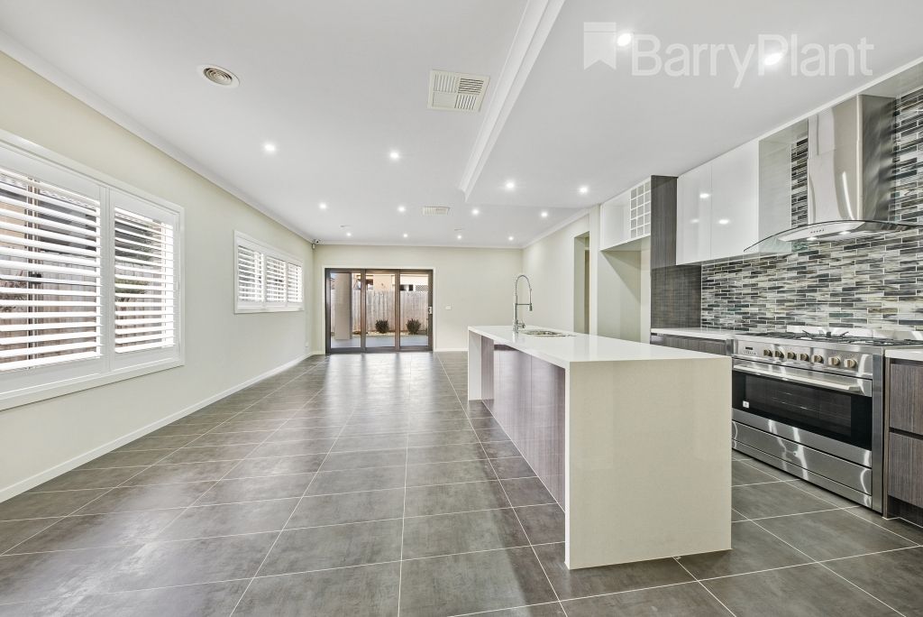 17 Sunnybank Drive, Point Cook VIC 3030, Image 2