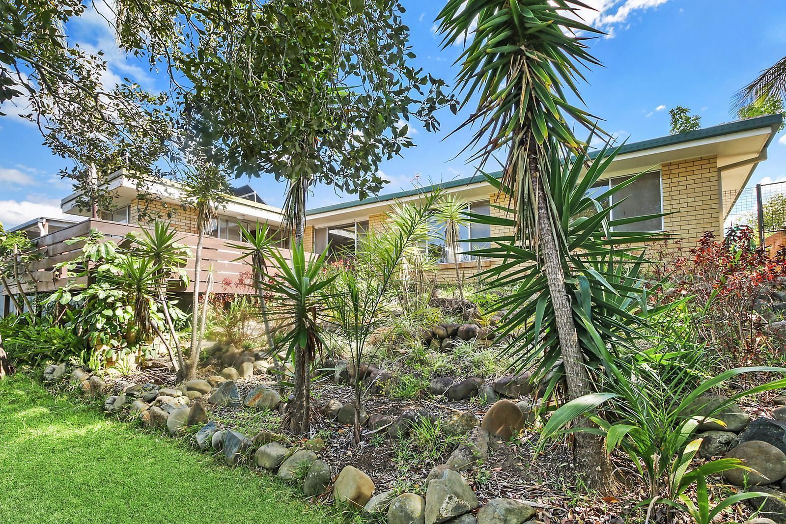 8 Monterey Court, Broadbeach Waters QLD 4218, Image 2