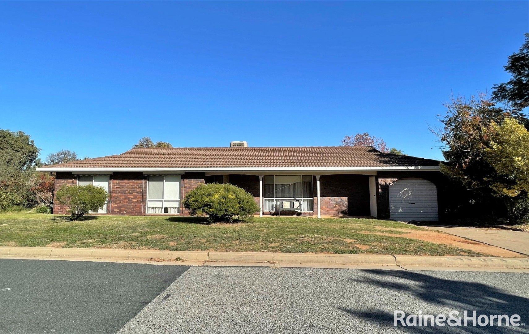 3 bedrooms House in 15 Miller Avenue TOLLAND NSW, 2650
