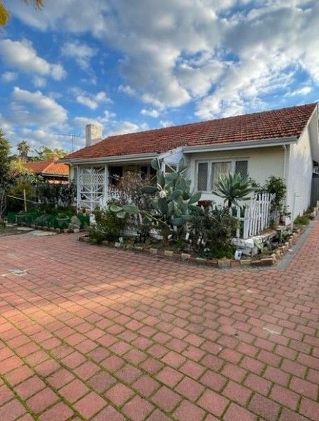 3 bedrooms House in 16 Priestley Street EMBLETON WA, 6062