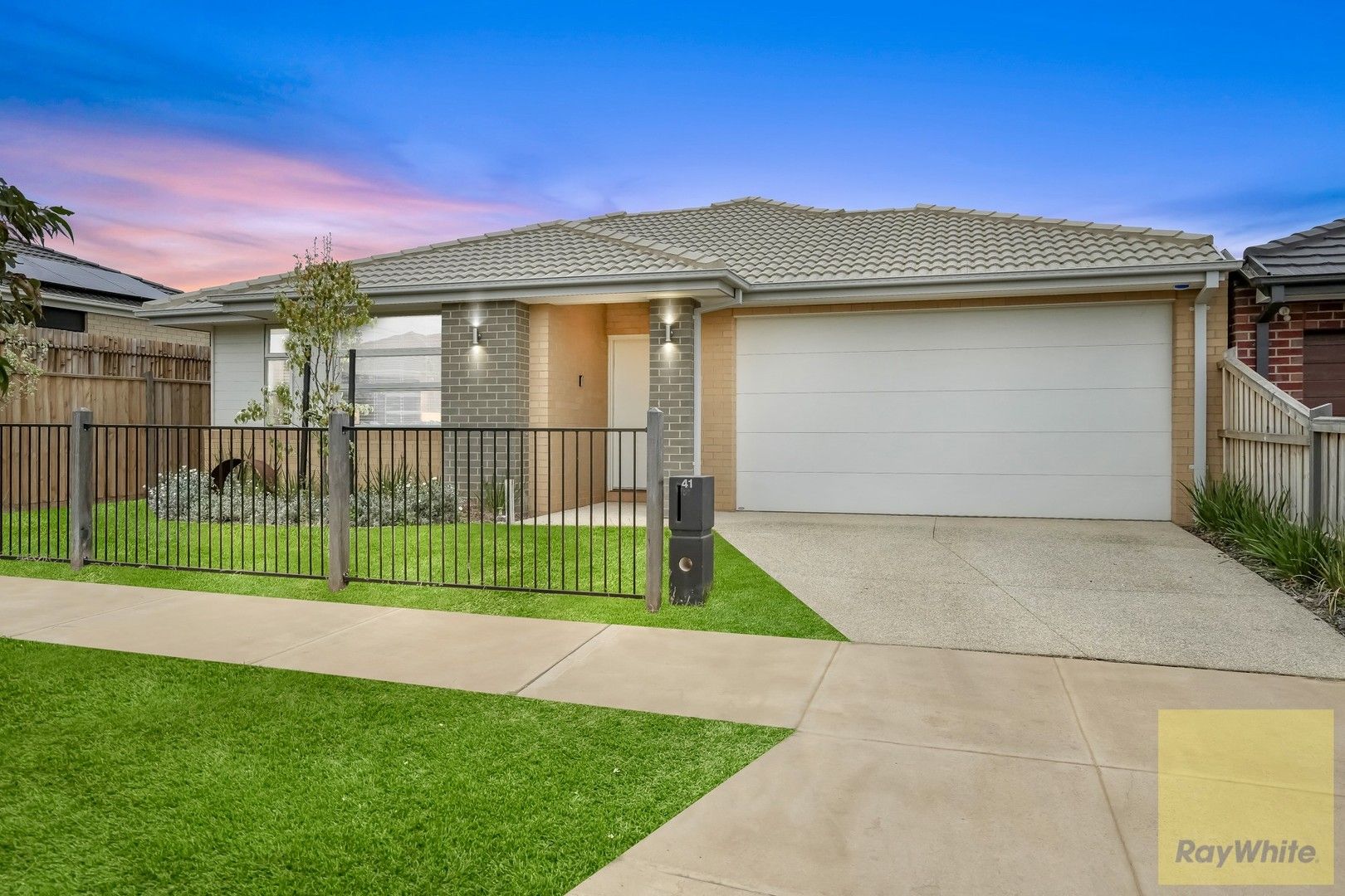 4 bedrooms House in 41 Dandelion Crescent ROCKBANK VIC, 3335