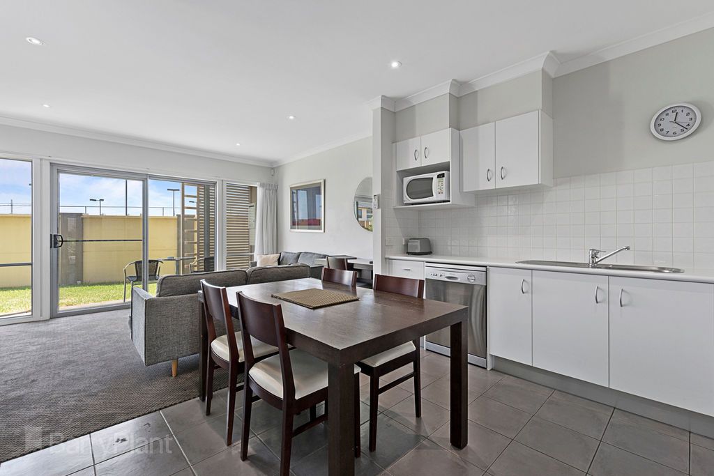 8/9 Greg Norman Drive, Point Cook VIC 3030, Image 2