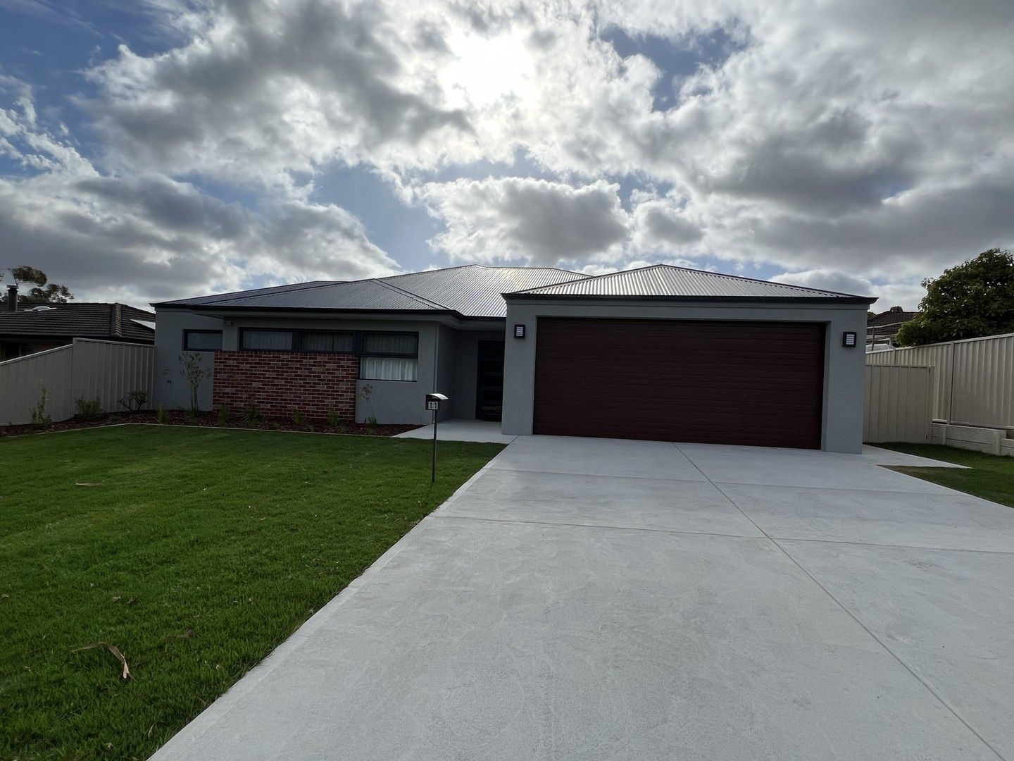 4 bedrooms House in 11 Minerva Street YAKAMIA WA, 6330