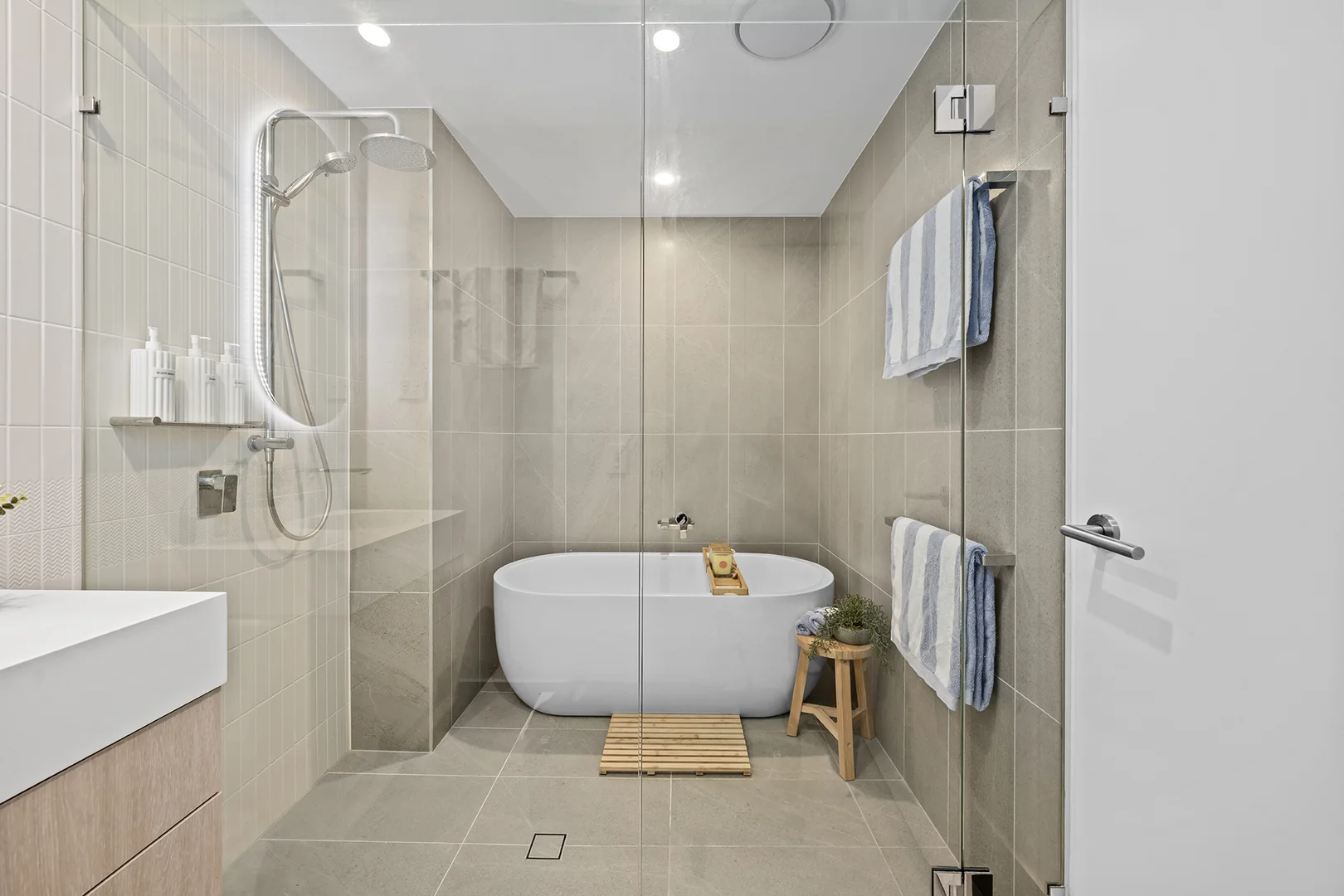 Additional image 19 of 906/15-17 Cannes Avenue, Surfers Paradise QLD 4217