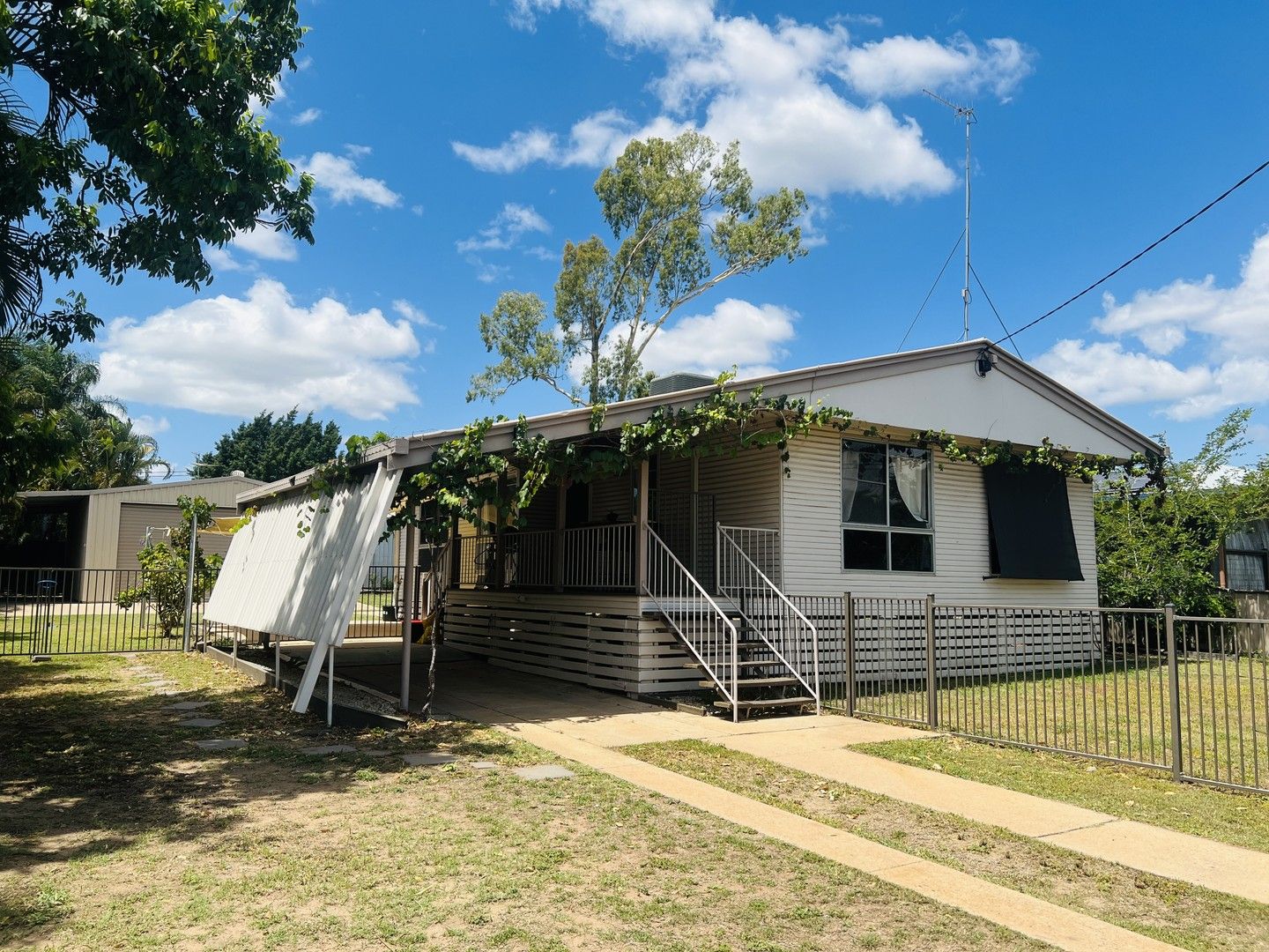 3 bedrooms House in 27 Leichhardt Dr MORANBAH QLD, 4744