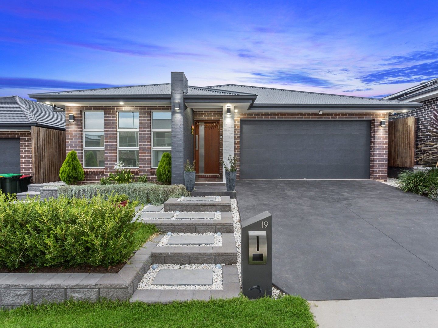 4 bedrooms House in 19 Toovey Avenue ORAN PARK NSW, 2570