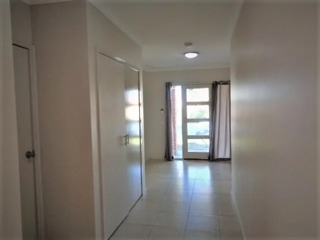 Central Location Spacious Single Storey 4 bedrooms Family Home - Widok 2