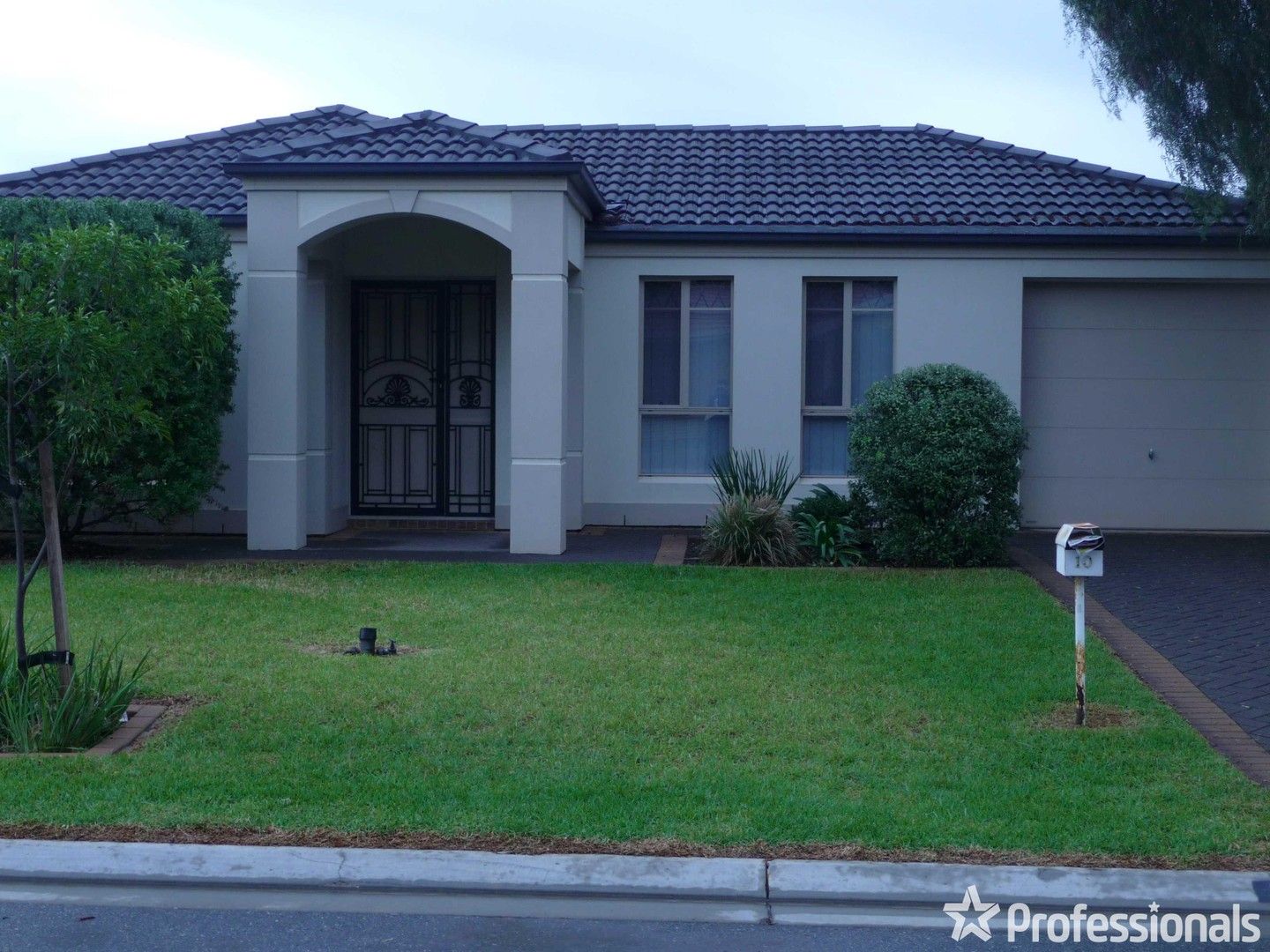 4 bedrooms House in 10 Balmoral Court PARALOWIE SA, 5108