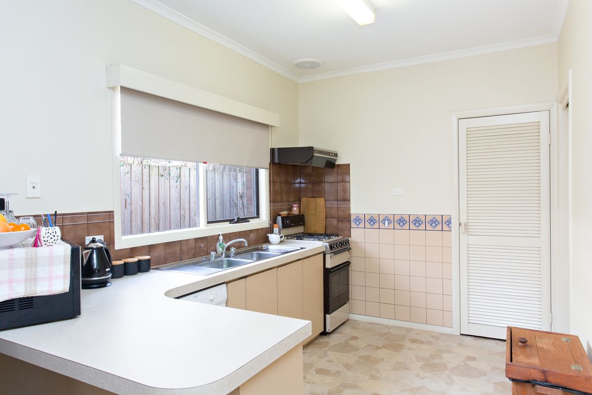 1/8 Peake Street, Golden Point VIC 3350, Image 2