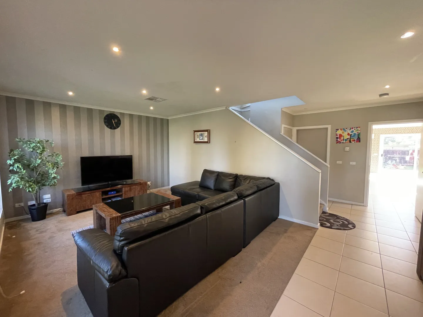Spacious Double-Storey Family Home in Prestigious Featherbrook Estate - Widok 3