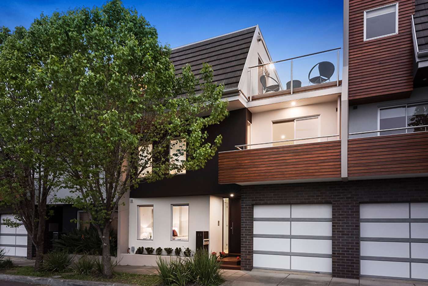 2 bedrooms Townhouse in 2A Prince Edwards Avenue MCKINNON VIC, 3204