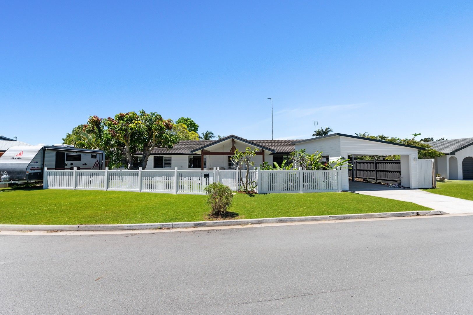 4 bedrooms House in 9 Cassia Court PALM BEACH QLD, 4221