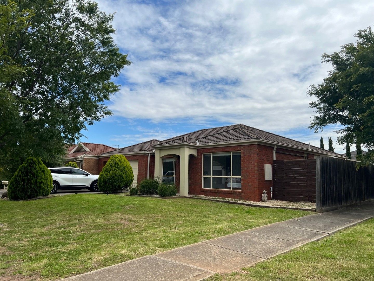 3 bedrooms House in 9 Ingram Place TAYLORS HILL VIC, 3037
