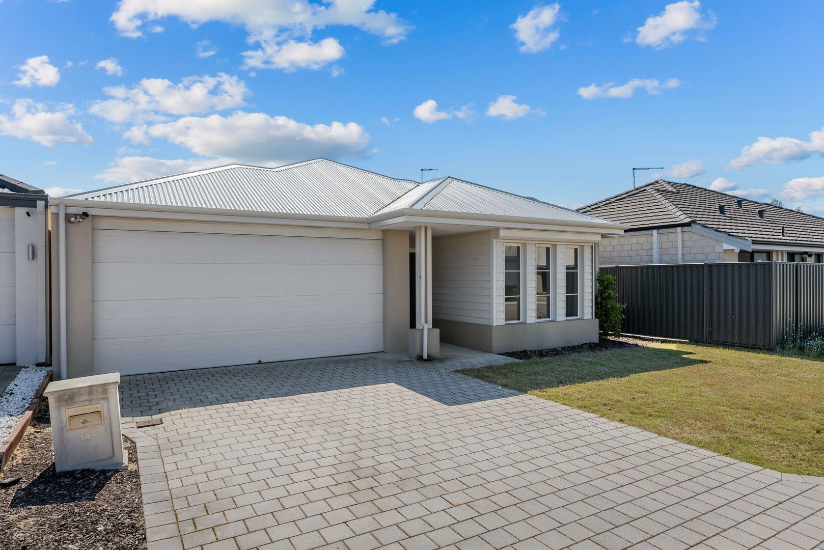 4 bedrooms House in 14 Dolomite Road TREEBY WA, 6164