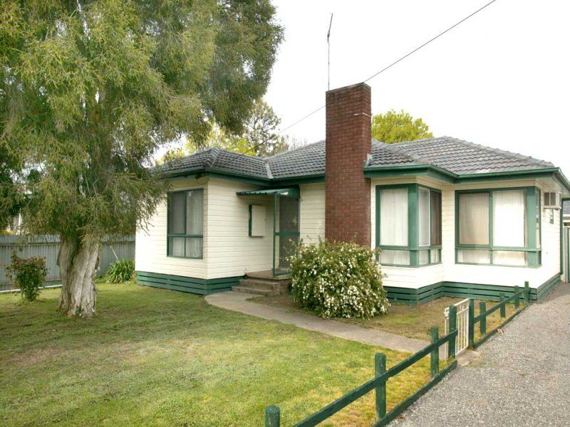 15-15A Gobur Street, Euroa VIC 3666, Image 2