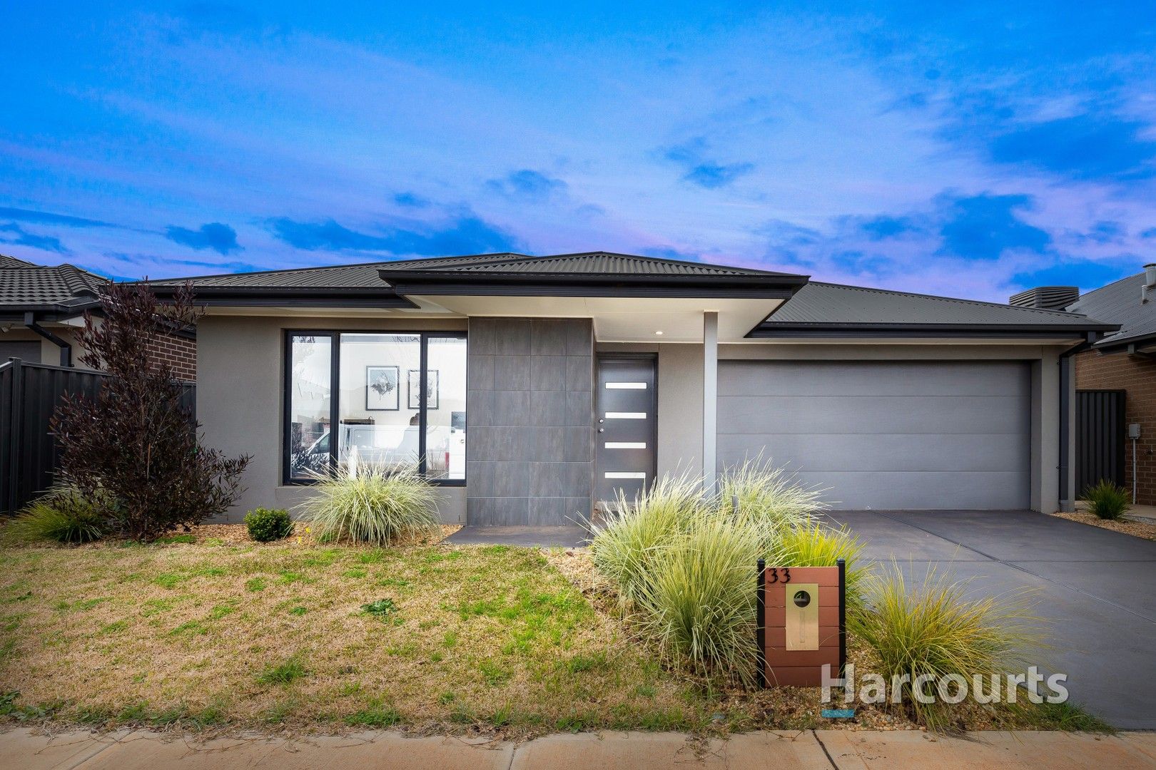 4 bedrooms House in 33 Arena Circuit MELTON SOUTH VIC, 3338