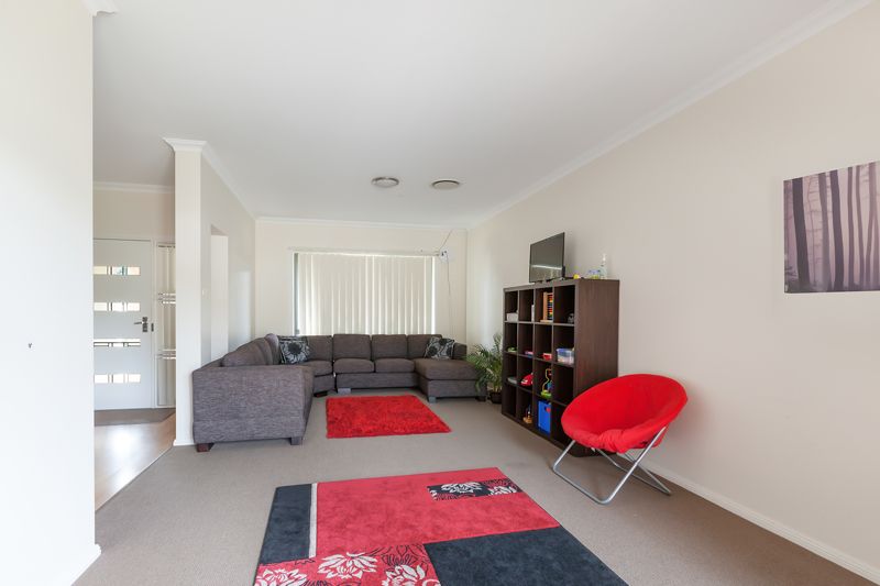 38 Pelargonium Crescent, Macquarie Fields NSW 2564, Image 2