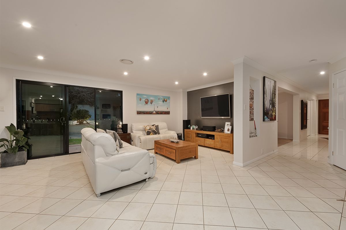 20 Brompton Place, Brookfield QLD 4069, Image 2