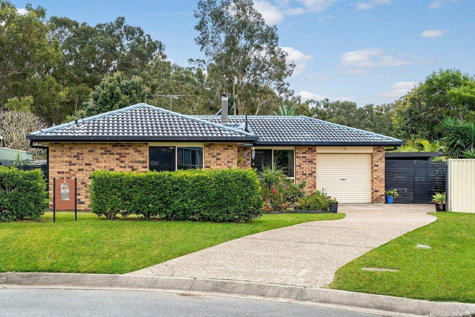 4 bedrooms House in 6 Lucas Court CRESTMEAD QLD, 4132