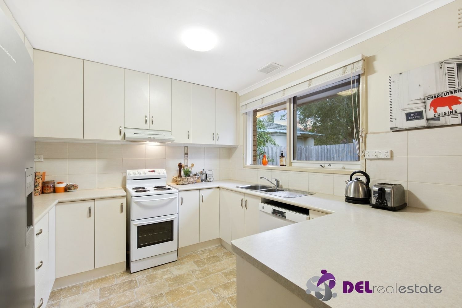 8 Lipton Drive, Dandenong North VIC 3175, Image 2