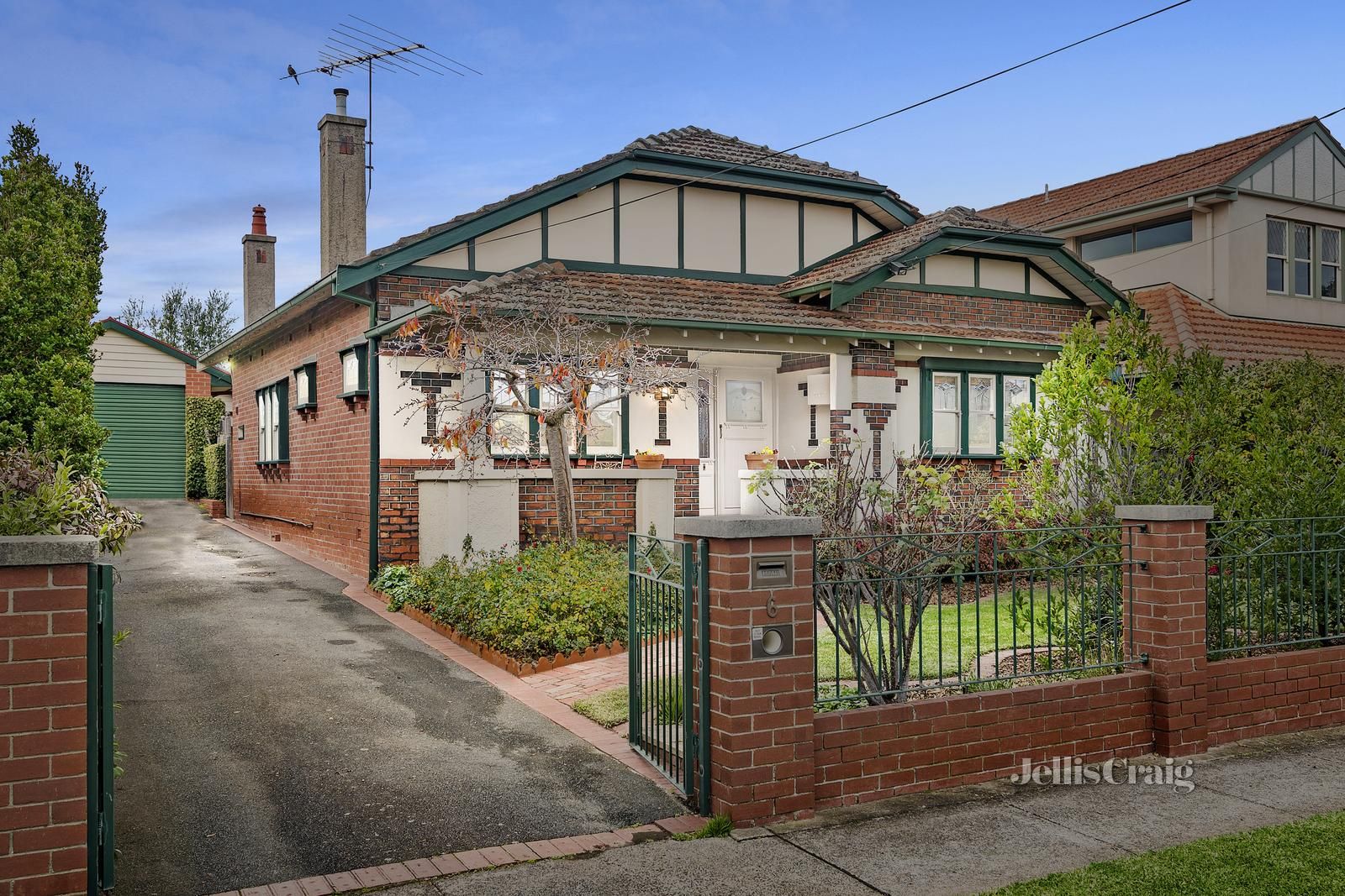4 bedrooms House in 6 Cairnes Grove BENTLEIGH VIC, 3204
