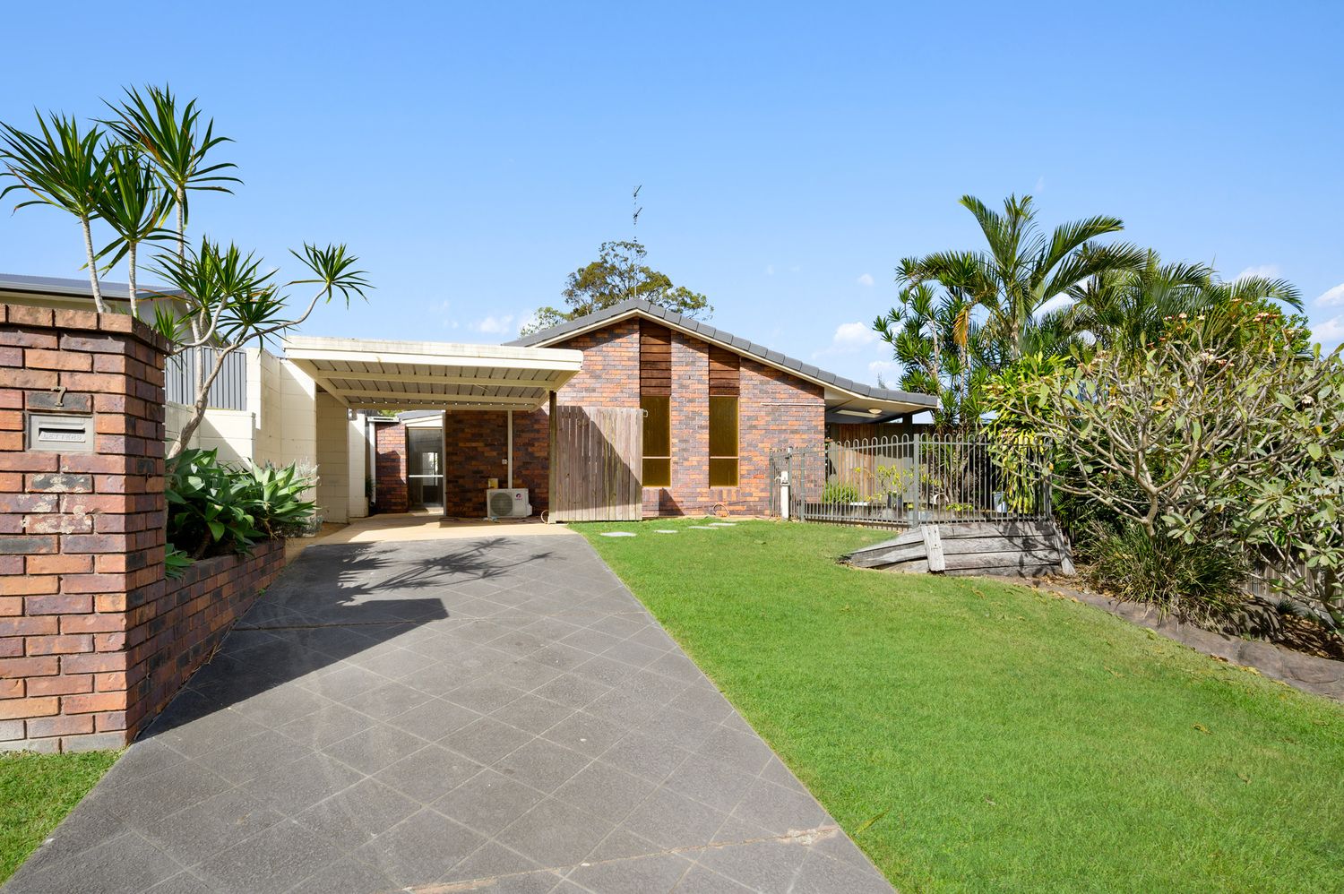 4 bedrooms House in 7 Theodore Place MOLENDINAR QLD, 4214