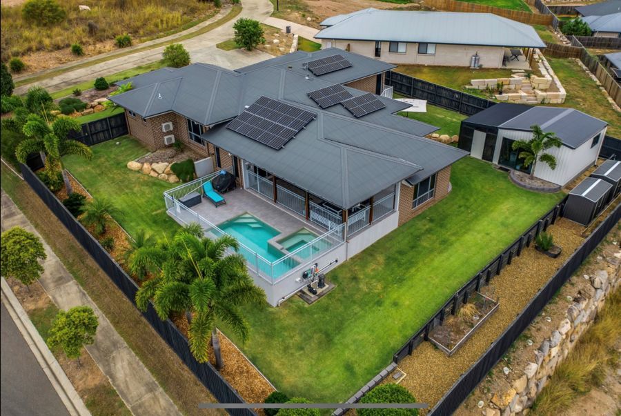 4 bedrooms House in 13 Mipia Court BOYNE ISLAND QLD, 4680
