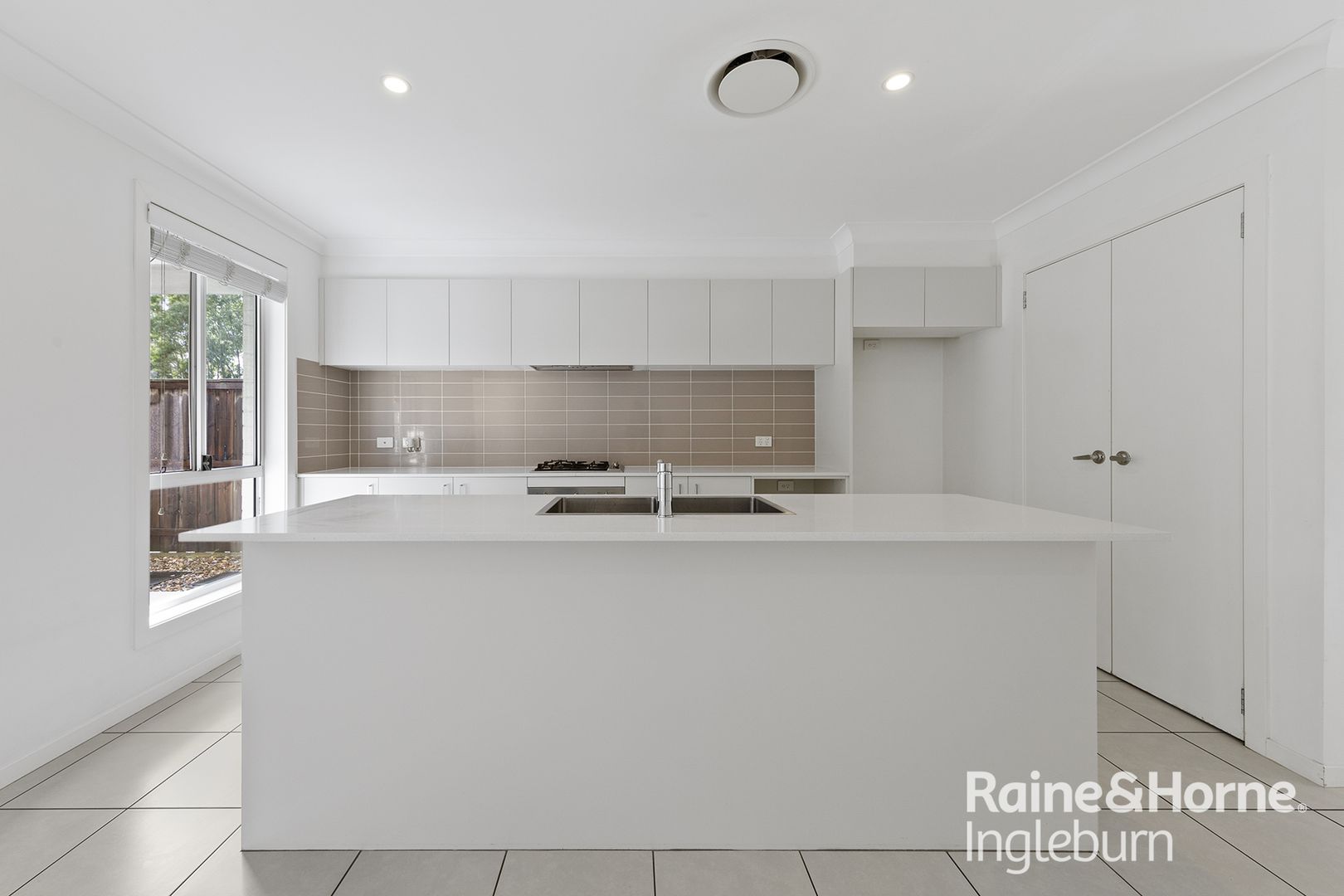 2 Highland Close, Macquarie Links NSW 2565, Image 2