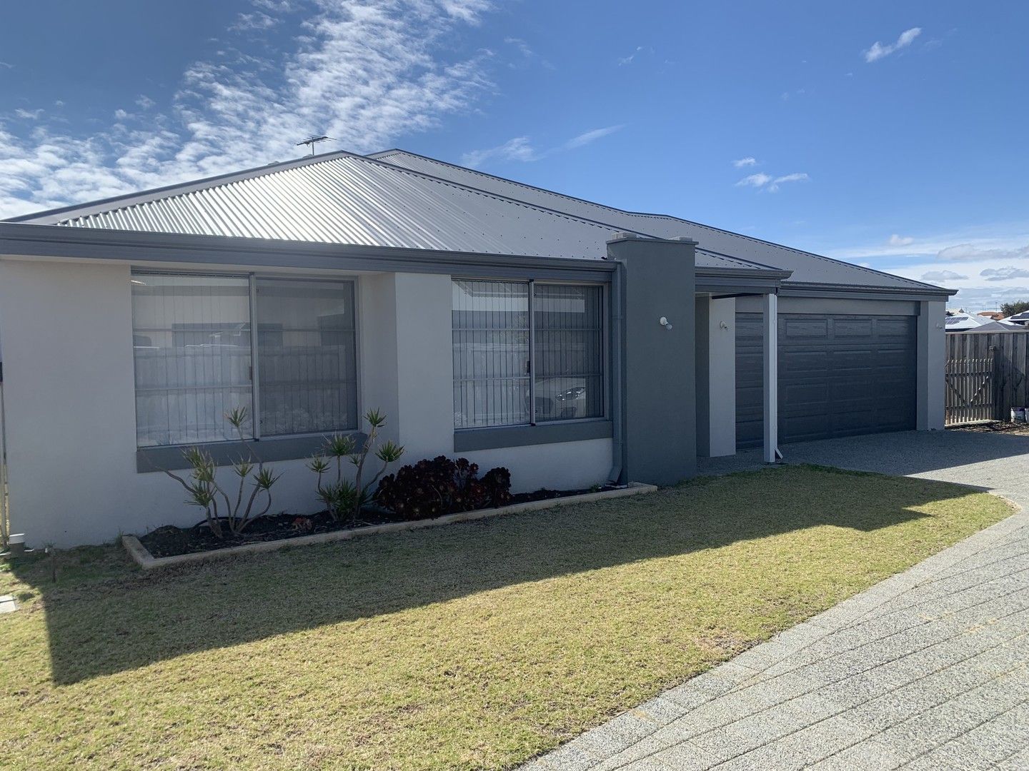 4 bedrooms House in 12 Lomatia Ramble HALLS HEAD WA, 6210