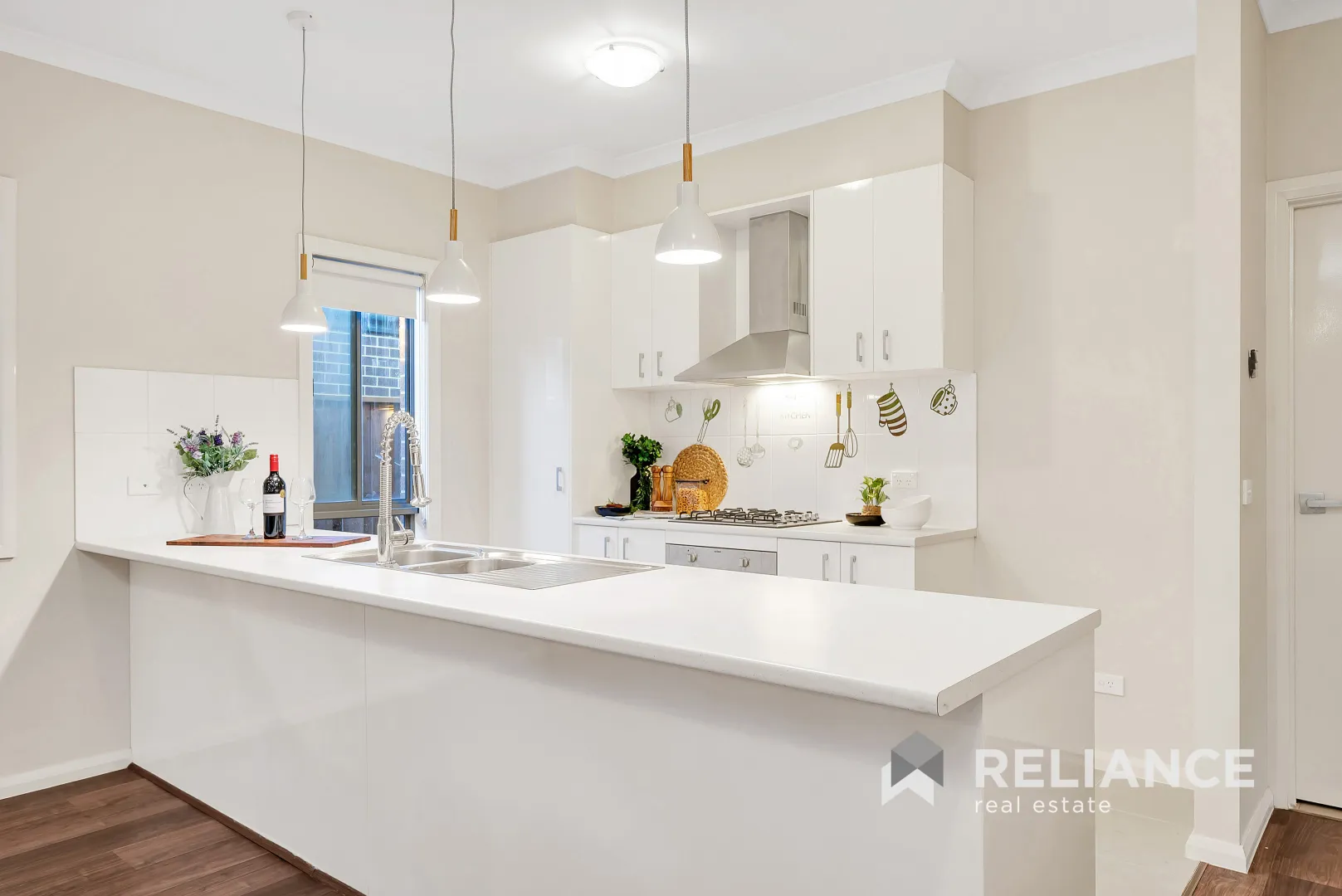 Stylish Home in Prime Point Cook Location! - Więcej
